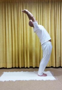 Prsta-Vakrasana-Arco-de-espalda-en-pie