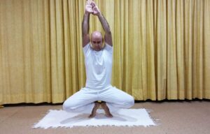 Utkatasana-postura-en-equilibrio-sobre-los-talones